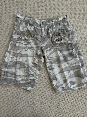 Da-Nang Women’s Gray Vintage Silky Camouflage Cargo Shorts